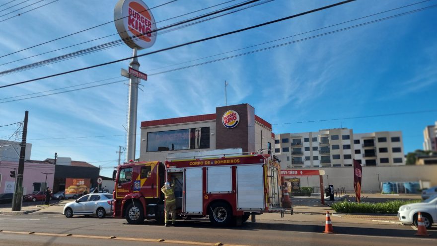 Incêndio em Fast Food mobiliza Corpo de Bombeiros no Centro