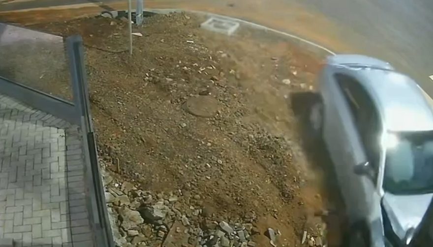 Câmera registra motorista colidindo contra poste na Avenida Carlos Gomes