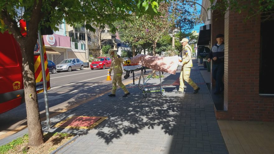 Idosa é socorrida pelo Siate após cair em apartamento na Rua Minas Gerais