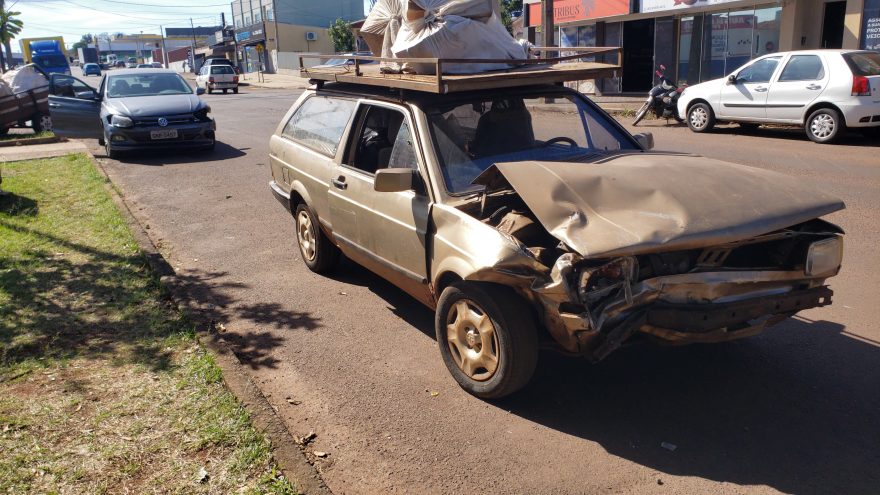 Gol e Parati colidem na rua Padre Anchieta