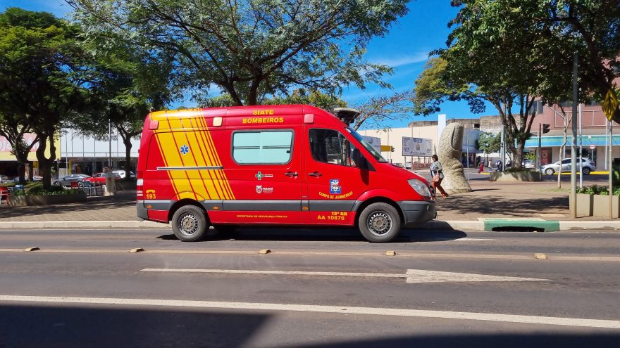 Idosa é socorrida pelo Siate após sofrer queda na Avenida Brasil