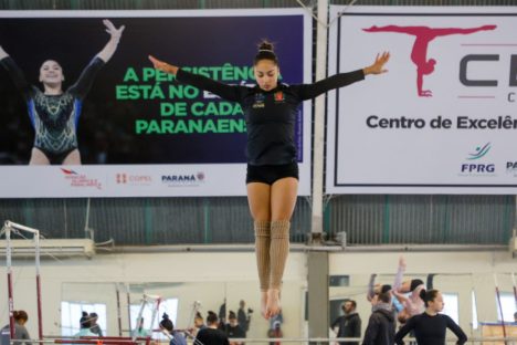 Destaque da equipe feminina na Olimpíada de Paris, ginasta Júlia Soares volta a treinar no Paraná