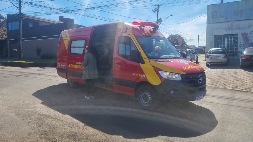 Motociclista é socorrida pelo Siate após acidente de trânsito no bairro Brasília
