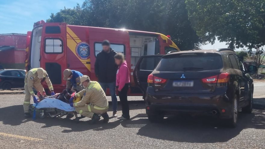 Mulher fica ferida em acidente de trânsito na rua Europa
