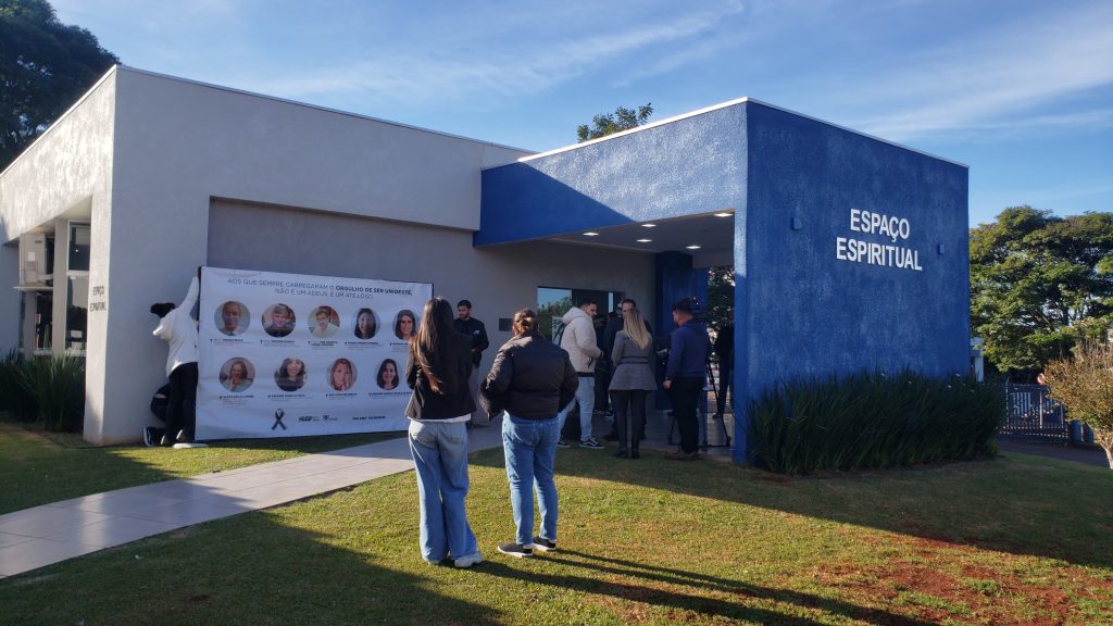 Culto ecumênico é realizado na Unioeste em homenagem às vítimas do voo 2283