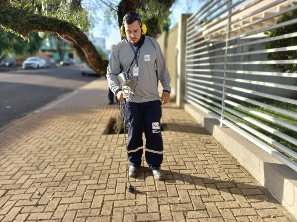 Sanepar faz ação noturna com pesquisa de vazamento no centro de Cascavel