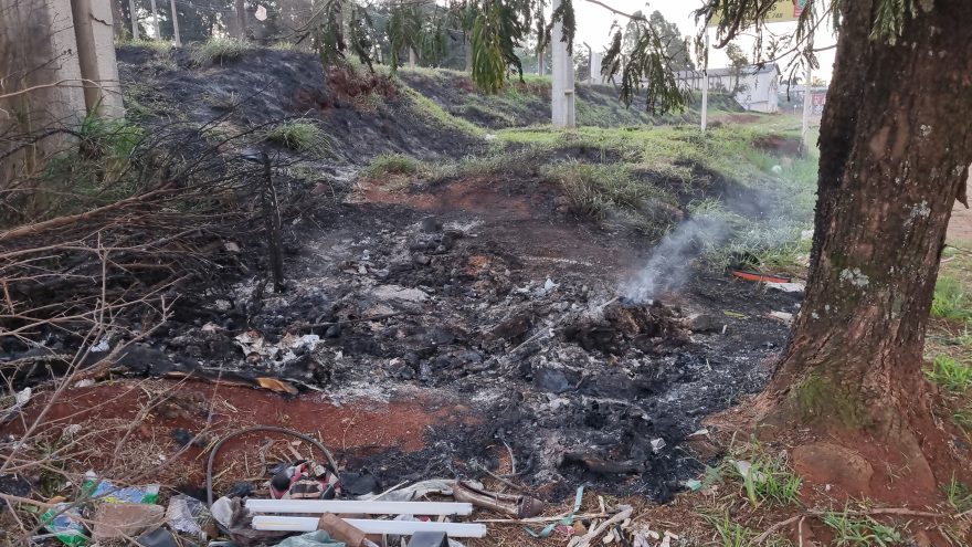 Bombeiros combatem incêndio em vegetação na Avenida Piquiri