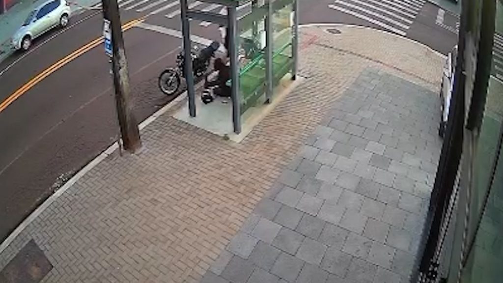 Imagem registra motociclista caído após acidente na Rua Fortaleza
