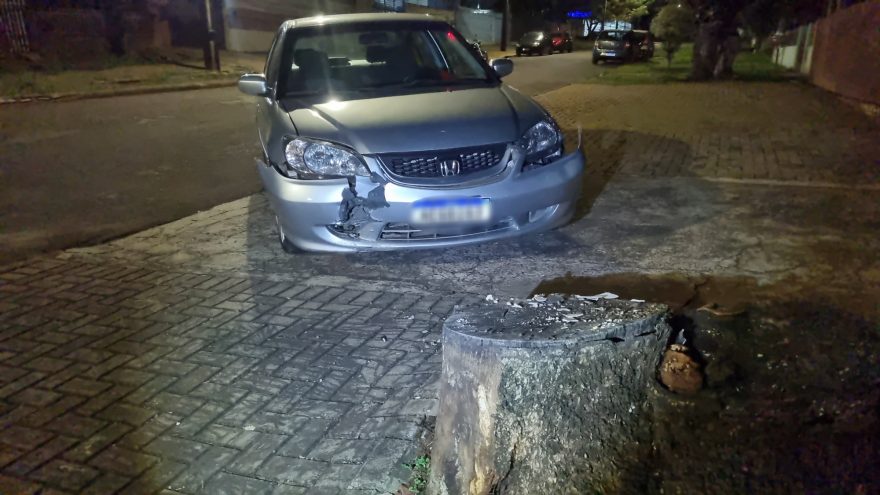 Motorista bate em toco de árvore e abandona carro na Rua Belém