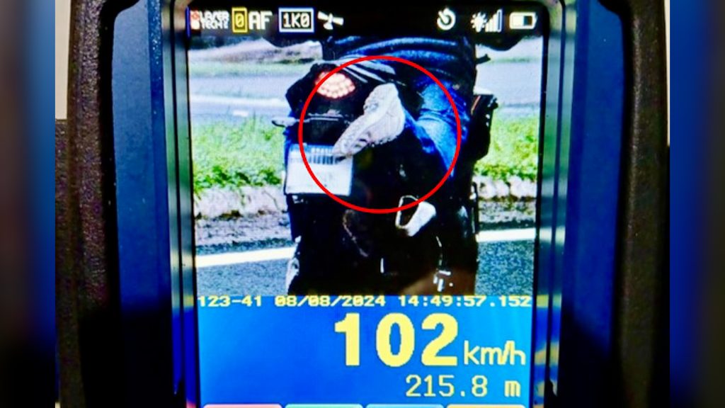 Eu gosto é assim; amostradinho: motociclista tenta escapar de radar da PRF colocando o pé para ocultar a placa