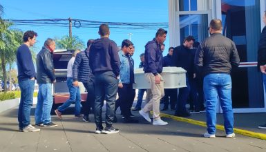 Imagem referente a Corpos do casal Kharine e Junior Zini chegam para velório no Clube Comercial
