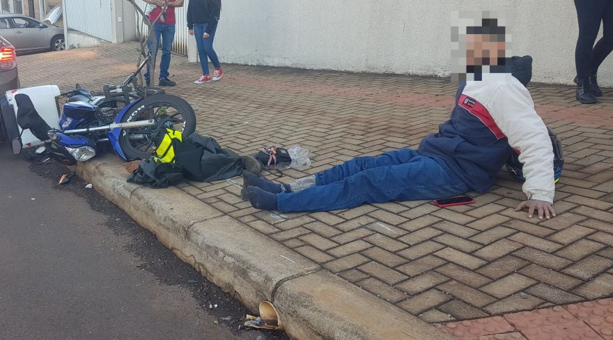 Motociclista fica ferido em acidente no Centro