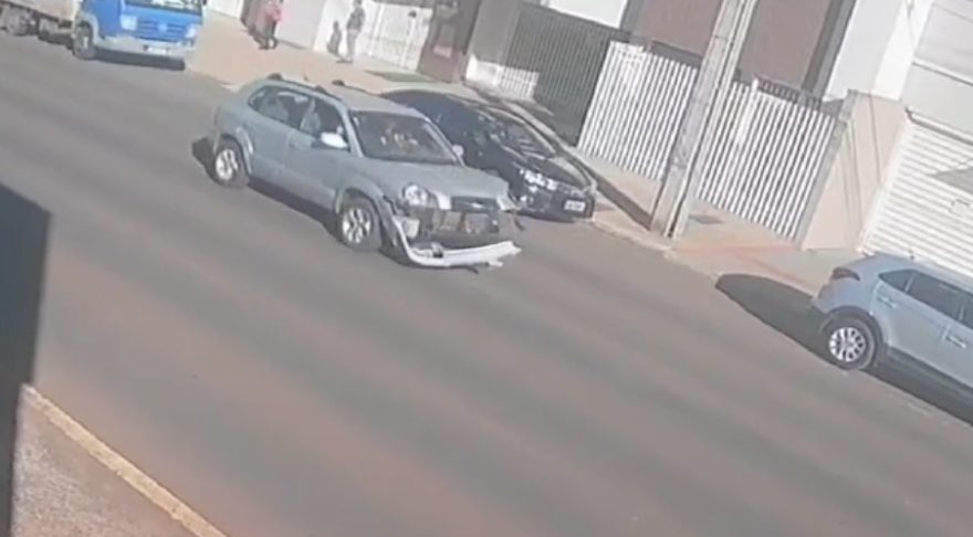 Imagem registra veículo após se envolver em acidente na Rua São Paulo