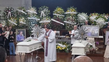 Imagem referente a Cerimônia de corpo presente do casal Zini emociona amigos e familiares