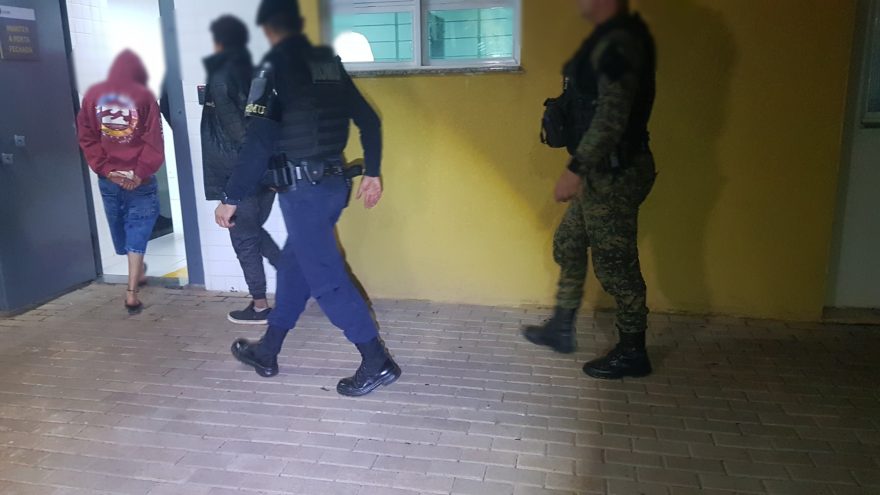 Adolescente e mulher, que estavam com drogas, são conduzidas para a DP