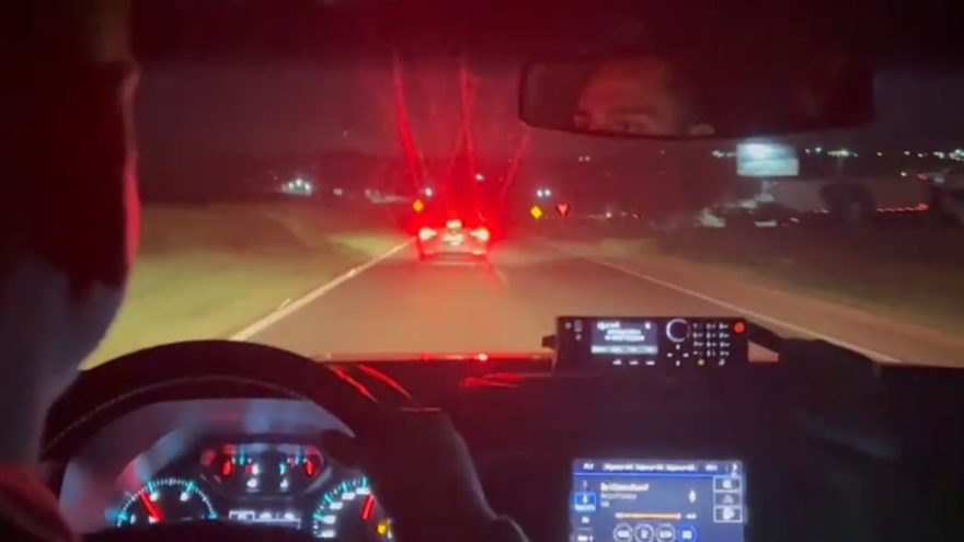 Veja o momento em que carro carregado com maconha é perseguido por equipes policiais na BR-163