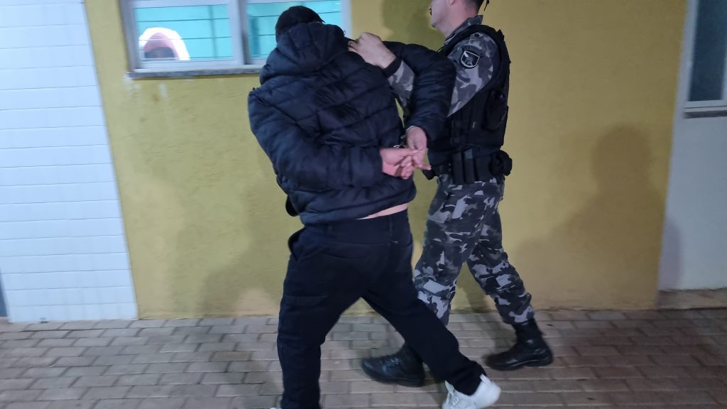 Homem que era procurado pelo crime de tráfico de drogas é abordado na BR 277 em Cascavel