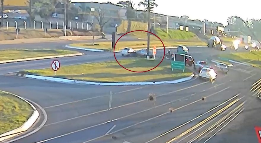 Câmera flagra acidente de trânsito no Trevo da Portal