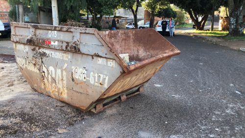 Imagem referente a Carro bate contra caçamba de entulhos no Alto Alegre