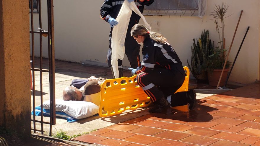 Idoso é socorrido pelo Samu após sofrer queda em residência na Rua Manoel Ribas