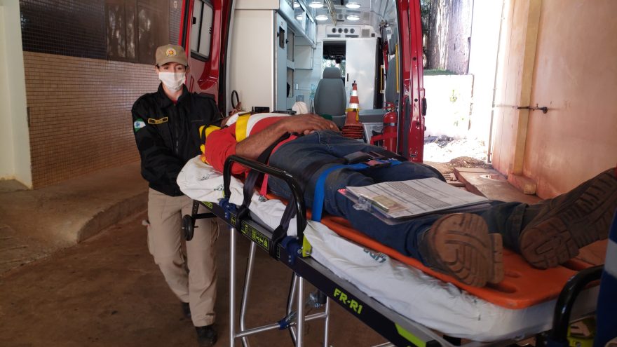 Homem é socorrido pelo Siate após sofrer queda em hangar particular de Cascavel