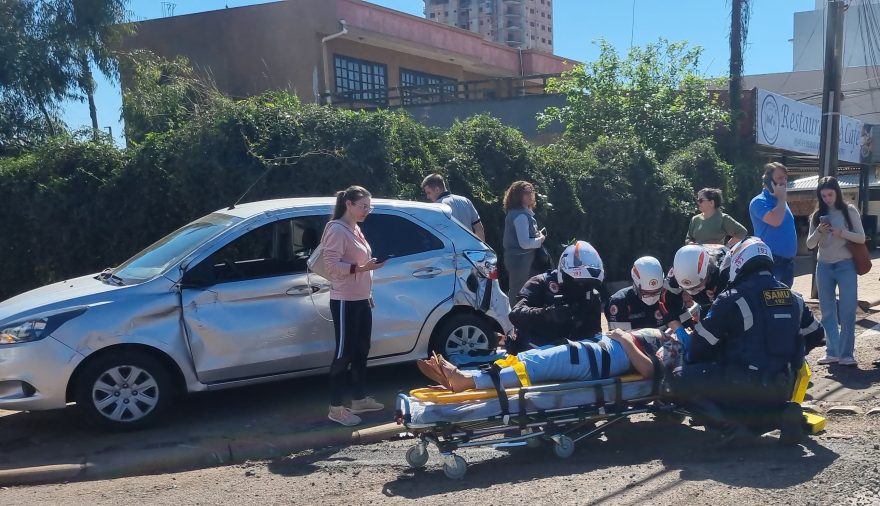 Ford Ka e Mini Cooper se envolvem em forte colisão com vítima no Alto Alegre