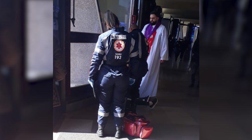 Mulher é socorrida pelo Samu na Catedral de Cascavel