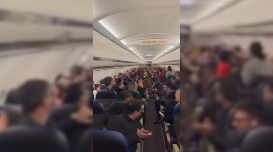 Rebeca Andrade é homenageada por piloto em voo para São Paulo