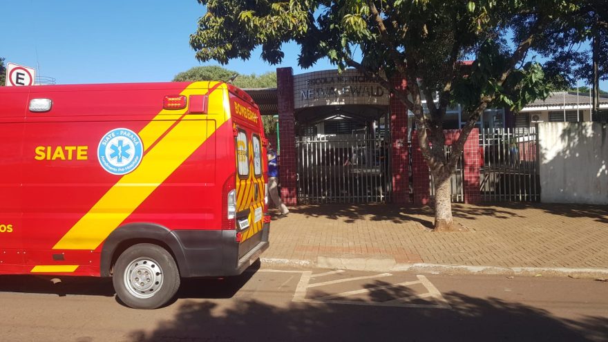 Criança é socorrida pelo Siate após se machucar Escola Municipal Neiva Ewald