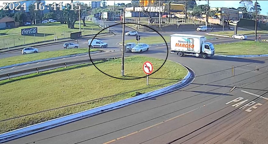 Câmera registra acidente entre dois carros no Trevo da Portal