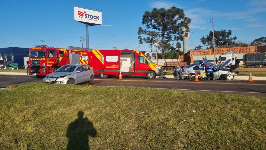 Trevo da Portal: carros colidem e mulher ferida fica encarcerada