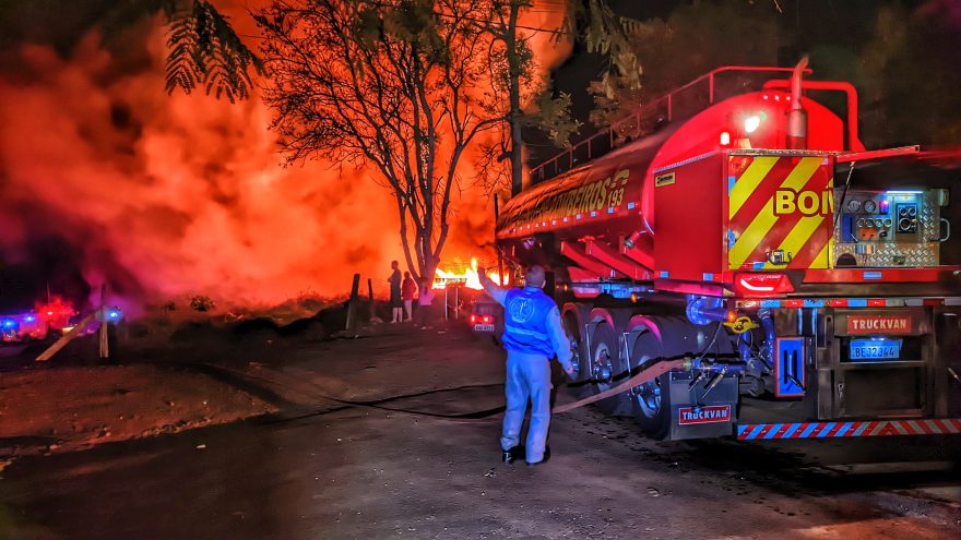 Incêndio de grandes proporções atinge chácara em Cascavel: Bombeiros entram em ação