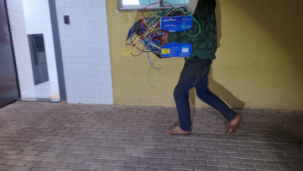 PM detém homem acusado de furtar 10kg de fios no bairro Floresta