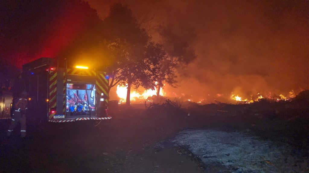 Bombeiros combatem incêndio em vegetação de grandes proporções no Brasmadeira
