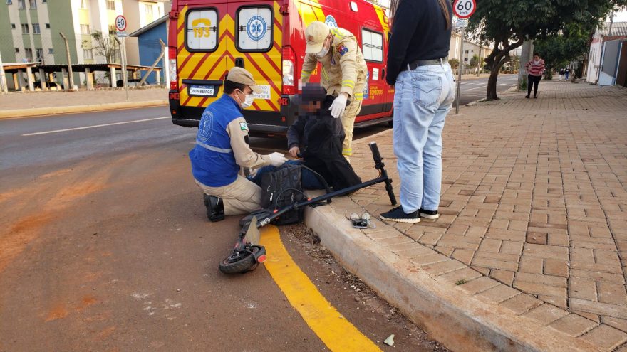 Colisão entre patinete e Prisma deixa pessoa ferida na Rua Guilherme Piovesan