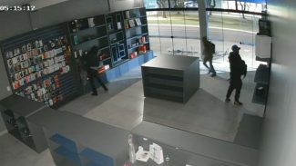 Câmera flagra ladrões arrombando loja de informática na Avenida Brasil