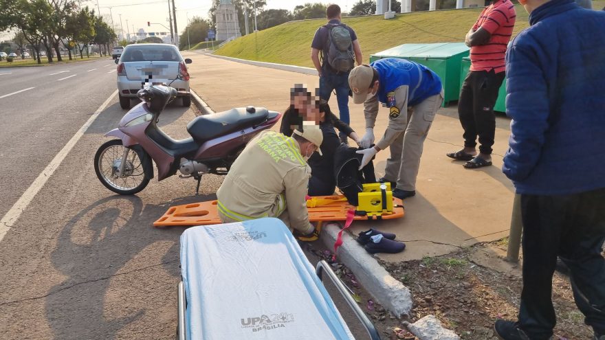 Mulher fica ferida em acidente entre moto e Ford Ka na Avenida Tancredo Neves