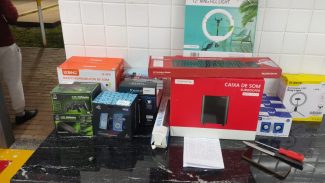 Ladrão que arrombou loja de informática na Av. Brasil é preso e alguns produtos são recuperados pela PM