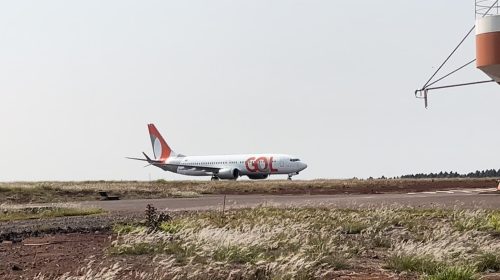 Voo comercial trazendo corpos de Laiana Vasatta e Edilson Hobold pousa no Aeroporto de Cascavel