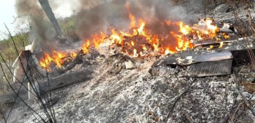 Imagem referente a Avião bimotor fica destruído pelas chamas após queda na região do Mato Grosso