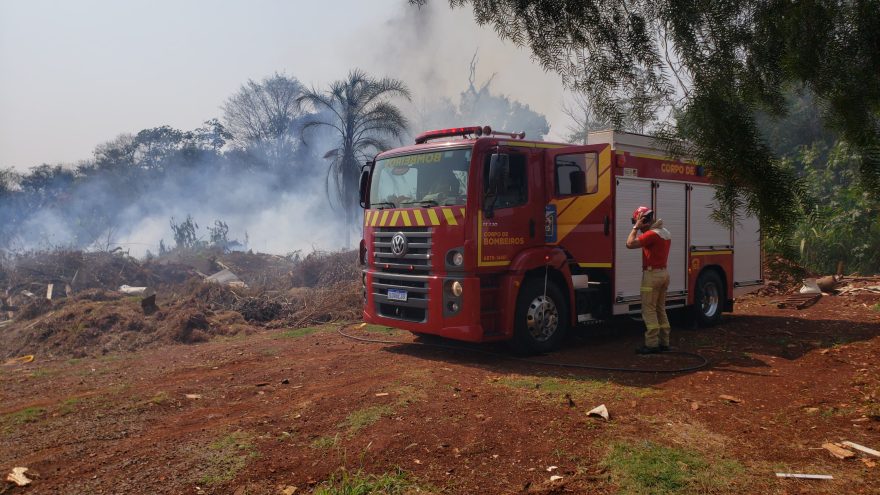 Corpo de Bombeiros combate incêndio em vegetação no Brasmadeira