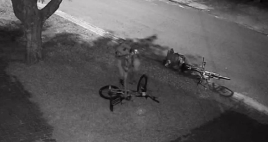 Esquecida na calçada, bicicleta é levada no Pioneiros Catarinenses