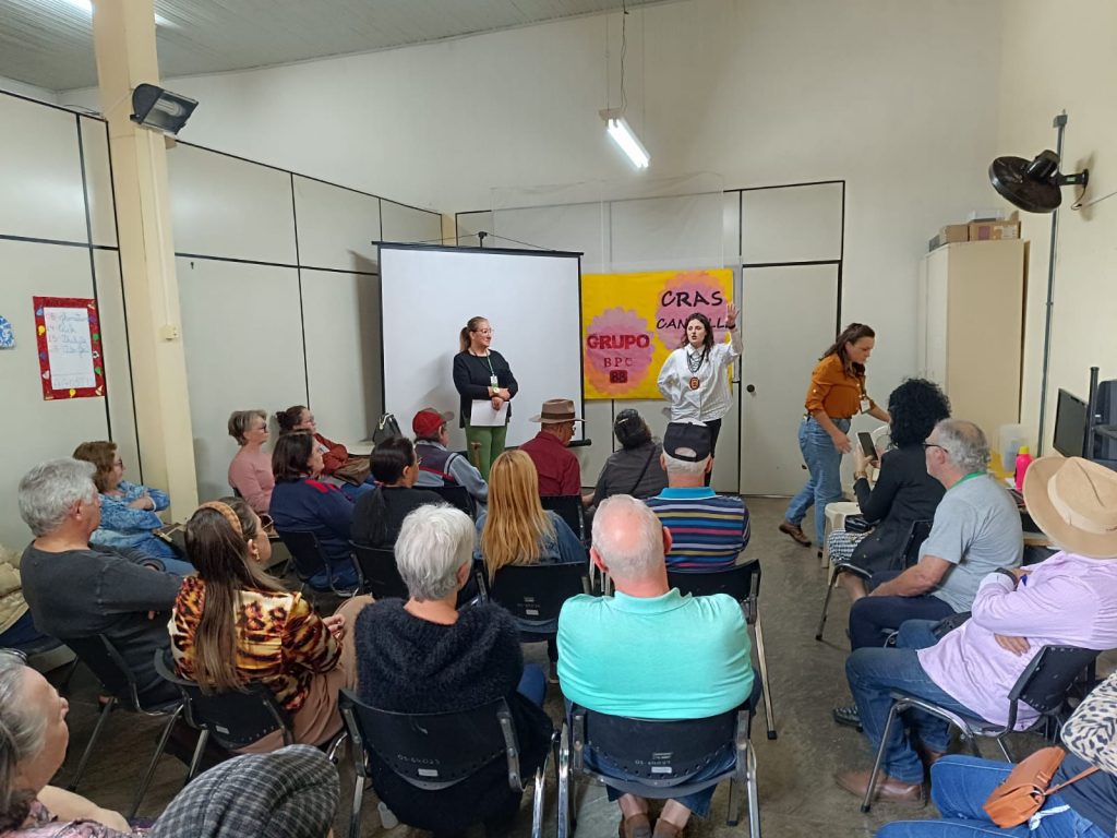 Polícia Civil realiza ação social com pessoas idosas explicando sobre casos de estelionato