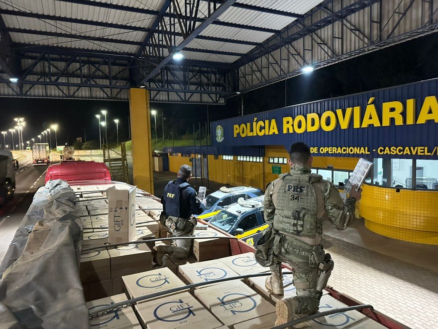 Carreta carregada com 450 mil maços de cigarros é apreendida em Cascavel