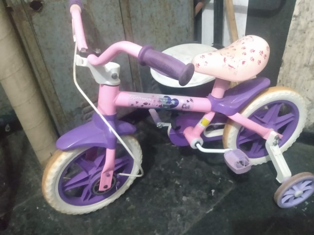 Bicicleta infantil é encontrada no centro esportivo Ciro Nardi