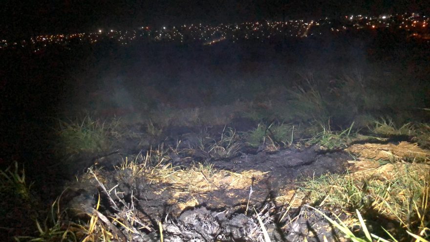 Bombeiros combatem incêndio em vegetação no Cascavel Velho