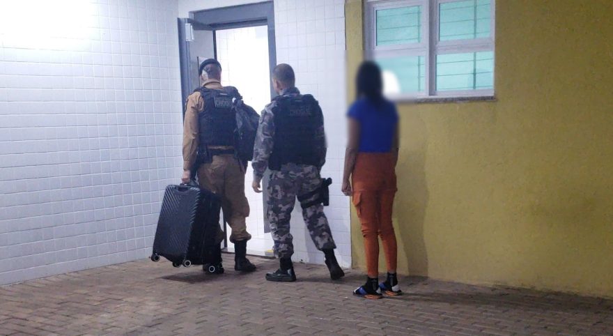 Choque apreende 25kg de maconha em ônibus na rodoviária; jovem de 25 anos é presa