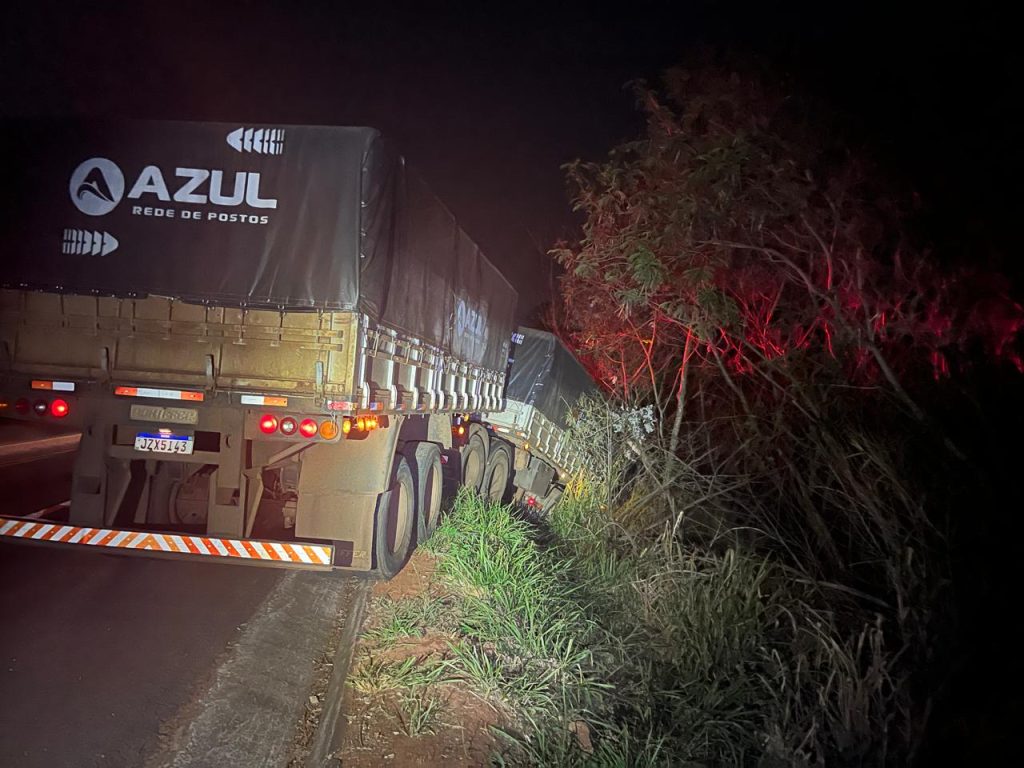 Idoso de 63 anos sai ileso após caminhão sair da pista na PR-323