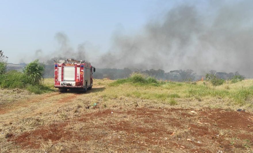 Corpo de Bombeiros combate incêndio em vegetação no 14 de Novembro