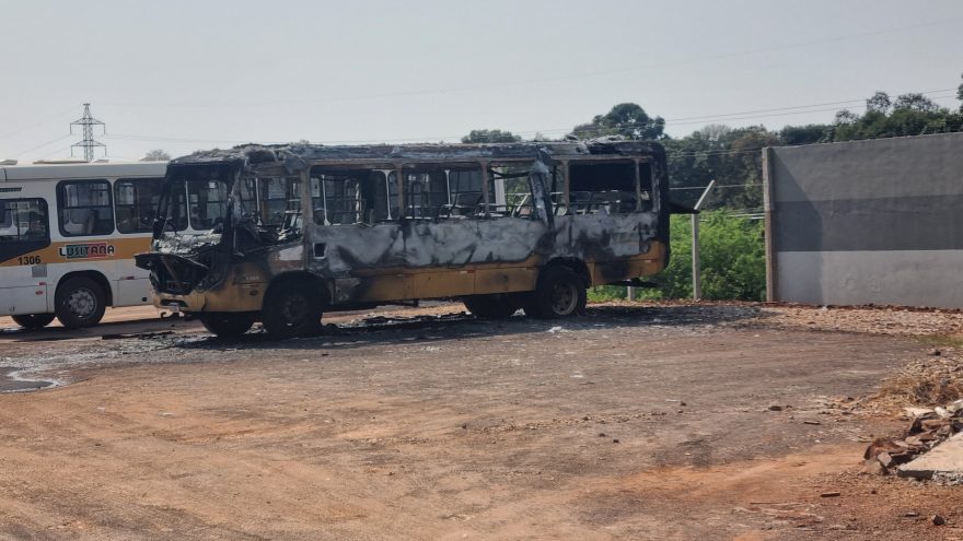 Ônibus é destruído após incêndio em pátio de empresa nas margens da BR-277, em Cascavel